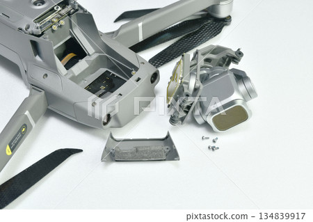 無人機正在修理中 134839917