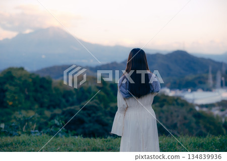 一位日本女性用智慧型手機拍攝山景。 一位日本女性用智慧型手機拍攝山景。 134839936