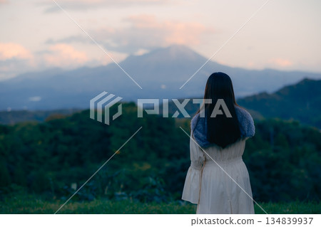 一位日本女性用智慧型手機拍攝山景。 134839937