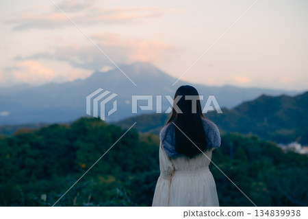 一位日本女性用智慧型手機拍攝山景。 一位日本女性用智慧型手機拍攝山景。 134839938