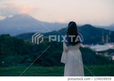 一位日本女性用智慧型手機拍攝山景。 一位日本女性用智慧型手機拍攝山景。 134839939