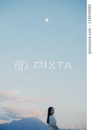 一位日本女子背對著鏡頭，站在大自然中，仰望著天空。 134839984