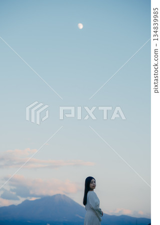 一位日本女子背對著鏡頭，站在大自然中，仰望著天空。 134839985