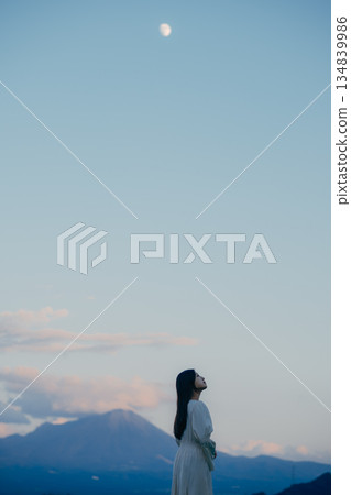 一位日本女子背對著鏡頭，站在大自然中，仰望著天空。 134839986