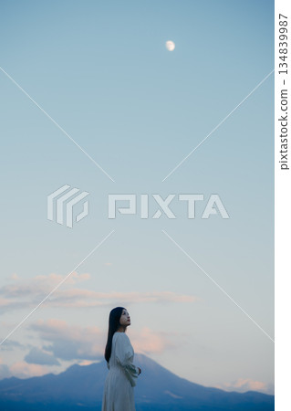 一位日本女子背對著鏡頭，站在大自然中，仰望著天空。 134839987