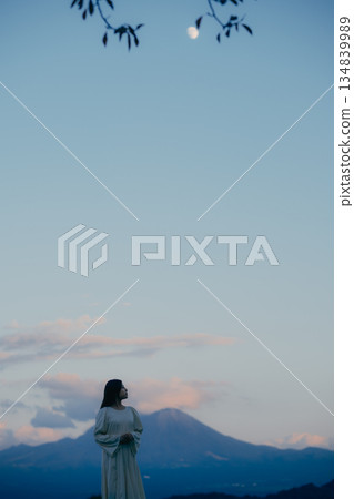 一位日本女子背對著鏡頭，站在大自然中，仰望著天空。 134839989