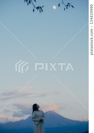 一位日本女子背對著鏡頭，站在大自然中，仰望著天空。 134839990