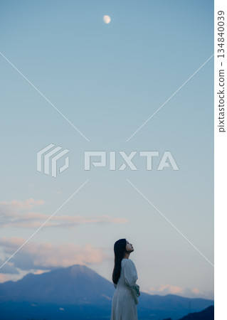 一位日本女子背對著鏡頭，站在大自然中，仰望著天空。 134840039