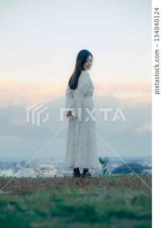 一位日本女性站在城市景觀前,背景是城市風景。 一位日本女性站在城市景觀前,背景是城市風景。 134840124