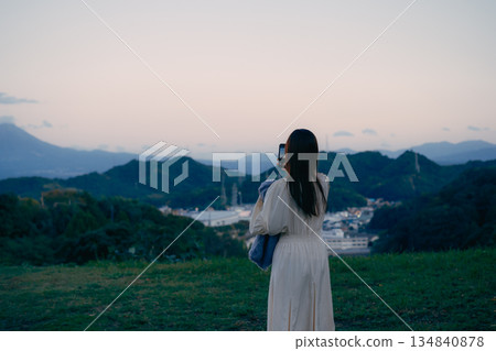 一位日本女性用智慧型手機拍攝山景。 134840878