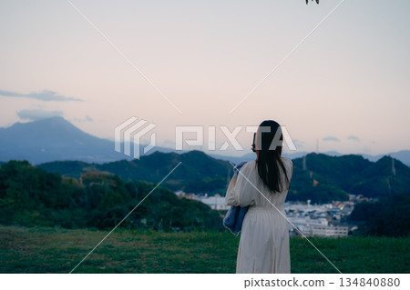 一位日本女性用智慧型手機拍攝山景。 134840880