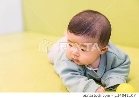 一名日本男嬰在公寓大樓的兒童房玩耍 134841107