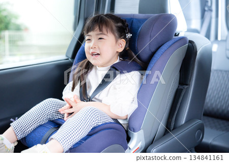 女孩坐在兒童座椅上 女孩坐在兒童座椅上 134841161