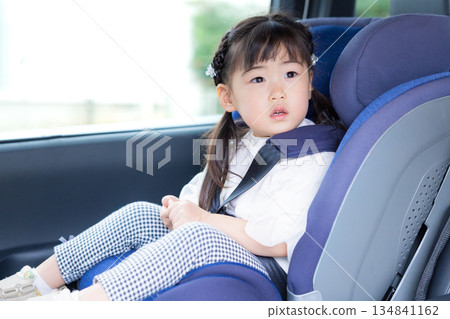 女孩坐在兒童座椅上 134841162