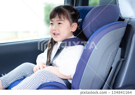 女孩坐在兒童座椅上 女孩坐在兒童座椅上 134841164