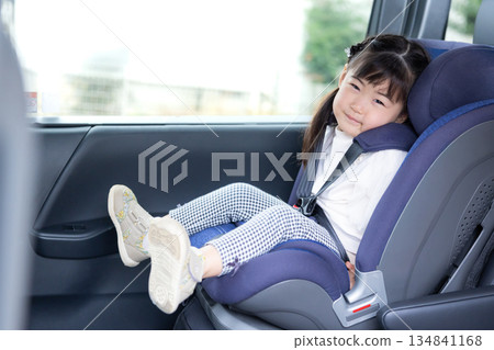 女孩坐在兒童座椅上 女孩坐在兒童座椅上 134841168