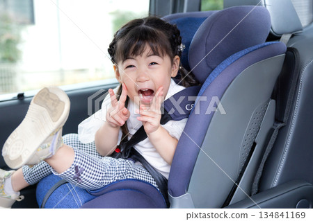 女孩坐在兒童座椅上 女孩坐在兒童座椅上 134841169