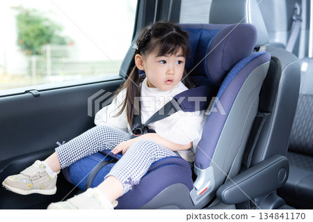 女孩坐在兒童座椅上 134841170