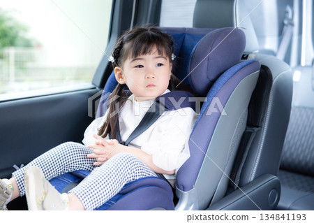 女孩坐在兒童座椅上 134841193