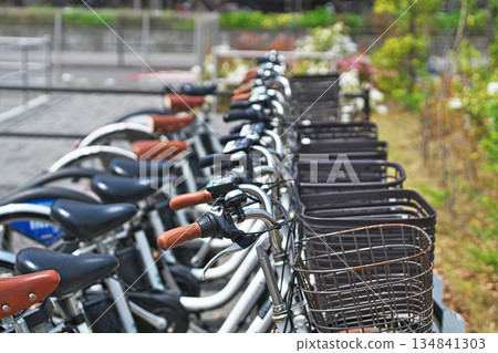 許多自行車在共享單車停靠點排成一排。 許多自行車在共享單車停靠點排成一排。 134841303