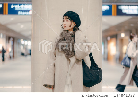 一位三十多歲的女性正在等待預約 134841358
