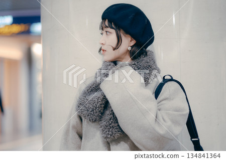 一位三十多歲的女性正在等待預約 134841364