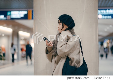 一位三十多歲的女性在等待預約時使用智慧型手機 134841445