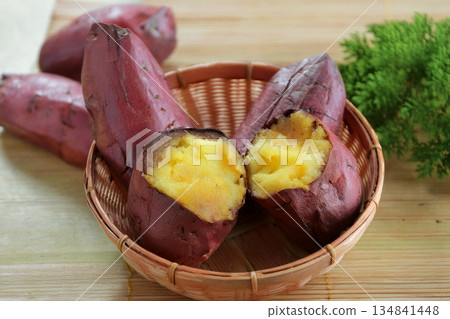 Harvested autumn sweet potatoes 134841448