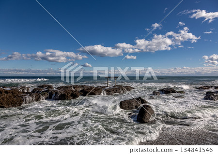 The Kamiiso torii gate and white clouds shining against the backlight of rough waves [Oarai Coast, Ibaraki Prefecture] 134841546