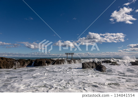 The impressive Kamiiso no Torii gate and rough waves seen from the coast [Oarai Coast, Ibaraki Prefecture] 134841554