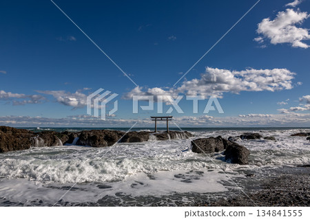 The impressive Kamiiso no Torii gate and rough waves seen from the coast [Oarai Coast, Ibaraki Prefecture] 134841555