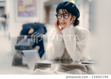 一位三十多歲的女性正在等待預約。 134841794