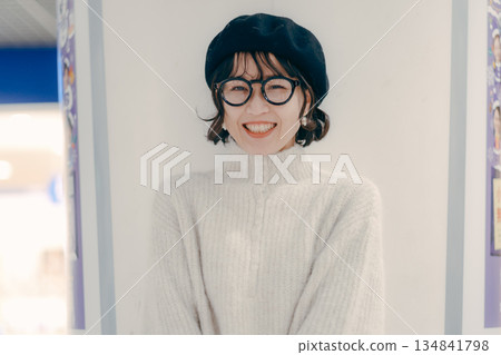 一位三十多歲的女性正在等待預約。 一位三十多歲的女性正在等待預約。 134841798
