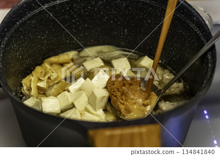 Making pork soup 134841840