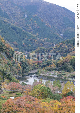 從美穗水壩眺望河川和秋日山巒。 134841866