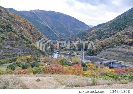 從美穗水壩眺望河川和秋日山巒。 從美穗水壩眺望河川和秋日山巒。 134841868