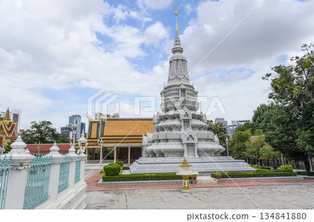 銀塔，一座毗鄰皇宮的佛教寺廟 134841880