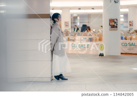 一位三十多歲的女性在等待預約時停了下來 一位三十多歲的女性在等待預約時停了下來 134842005