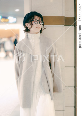 一位三十多歲的女性在等待預約時停了下來 一位三十多歲的女性在等待預約時停了下來 134842007
