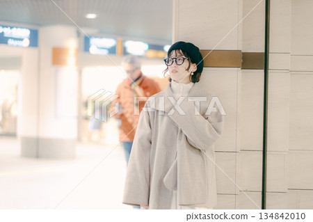 一位三十多歲的女性在等待預約時停了下來 134842010