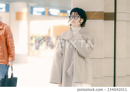 一位三十多歲的女性在等待預約時停了下來 134842011