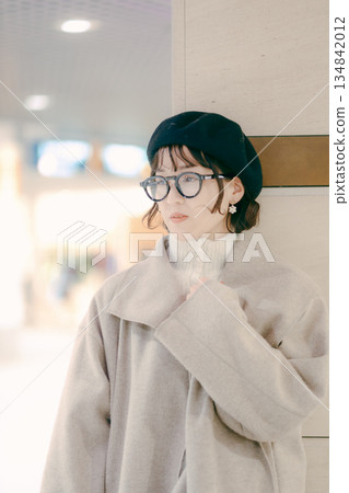 一位三十多歲的女性在等待預約時停了下來 134842012