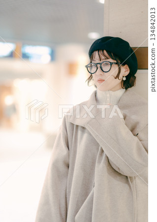 一位三十多歲的女性在等待預約時停了下來 134842013