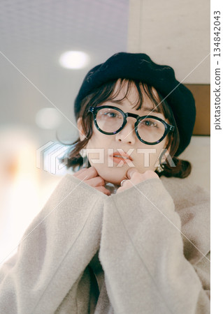 一位三十多歲的女性在等待預約時陷入沉思。 134842043
