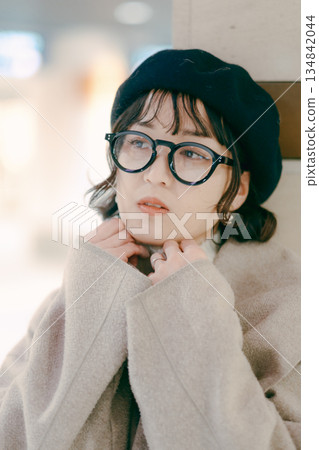 一位三十多歲的女性在等待預約時陷入沉思。 一位三十多歲的女性在等待預約時陷入沉思。 134842044