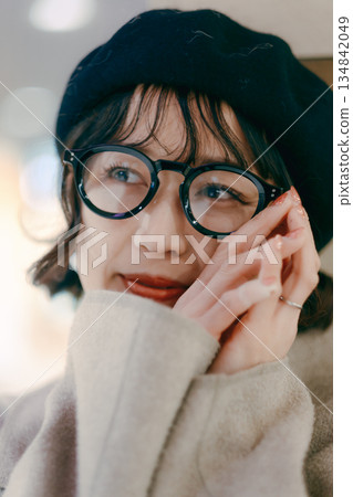 一位三十多歲的女性在等待預約時陷入沉思。 134842049