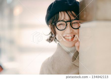 一位三十多歲的女子找到了她的約會對象,並向他喊話。 一位三十多歲的女子找到了她的約會對象,並向他喊話。 134842113