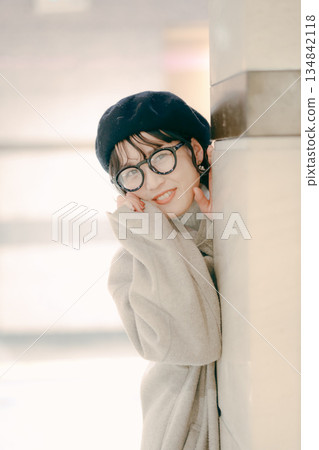 一位三十多歲的女子找到了她的約會對象,並向他喊話。 一位三十多歲的女子找到了她的約會對象,並向他喊話。 134842118