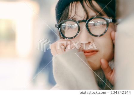 三十多歲女性站立的簡單肖像。 三十多歲女性站立的簡單肖像。 134842144