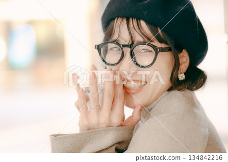 Portrait of a smiling woman in her 30s holding a coffee cup 134842216